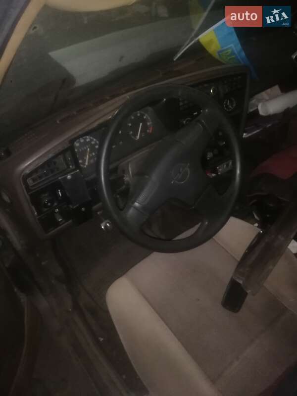 Седан Opel Ascona 1987 в Краснокутську