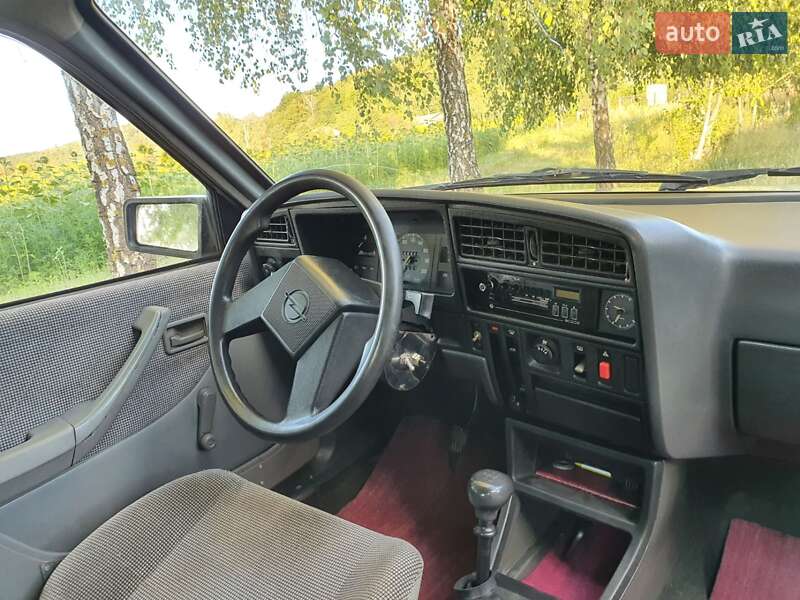 Хэтчбек Opel Ascona 1987 в Кременце