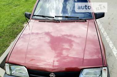 Хэтчбек Opel Ascona 1988 в 