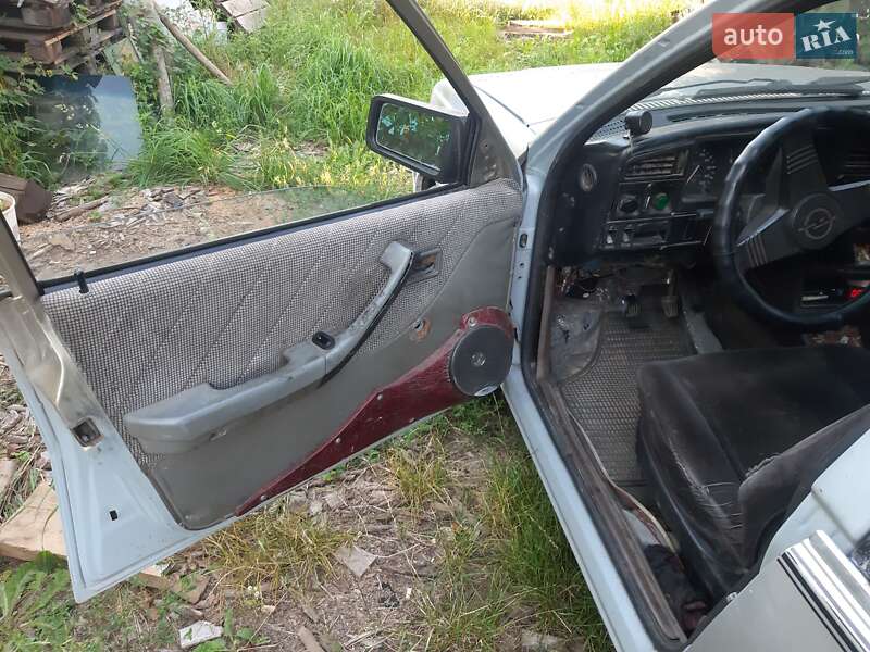Седан Opel Ascona 1988 в Полтаве