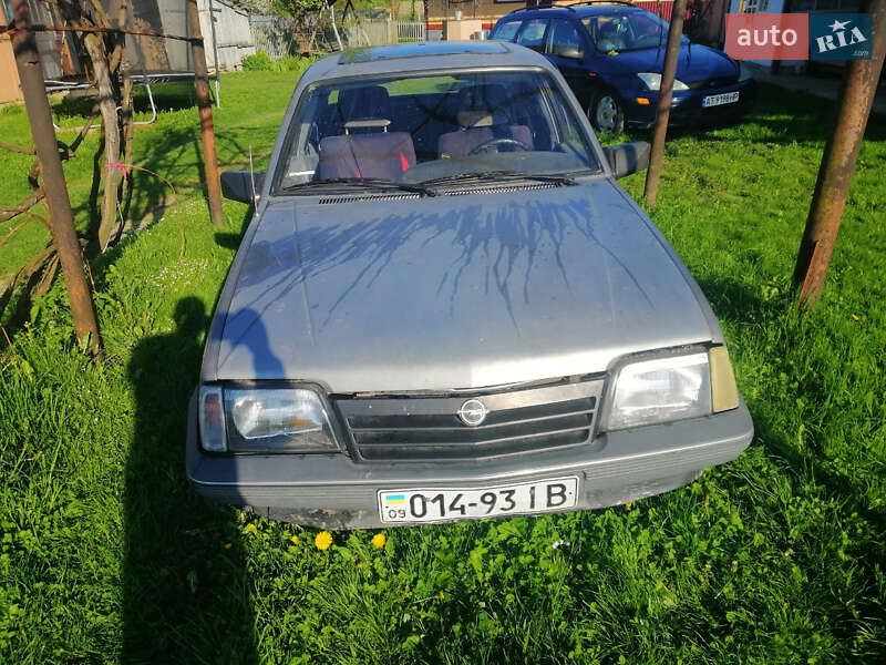 Седан Opel Ascona 1986 в Калуше