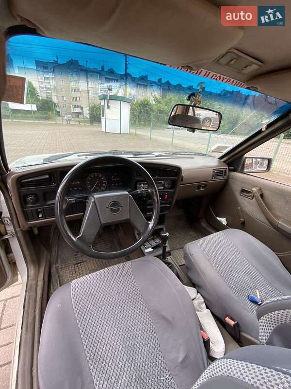 Седан Opel Ascona 1987 в Черновцах