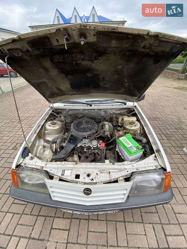 Седан Opel Ascona 1987 в Черновцах