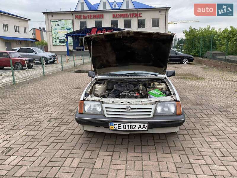 Седан Opel Ascona 1987 в Черновцах