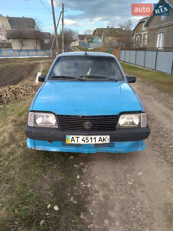 Седан Opel Ascona 1985 в Кицмани