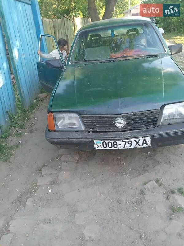 Седан Opel Ascona 1981 в Богодухове