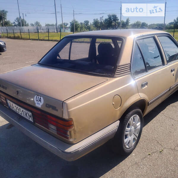 Седан Opel Ascona 1985 в Киеве