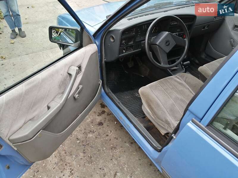 Седан Opel Ascona 1988 в Одессе
