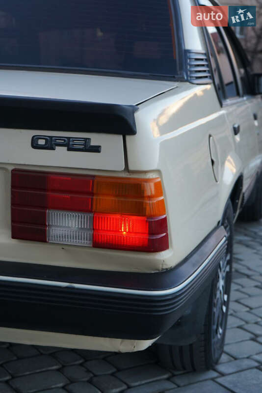 Седан Opel Ascona 1983 в Ивано-Франковске