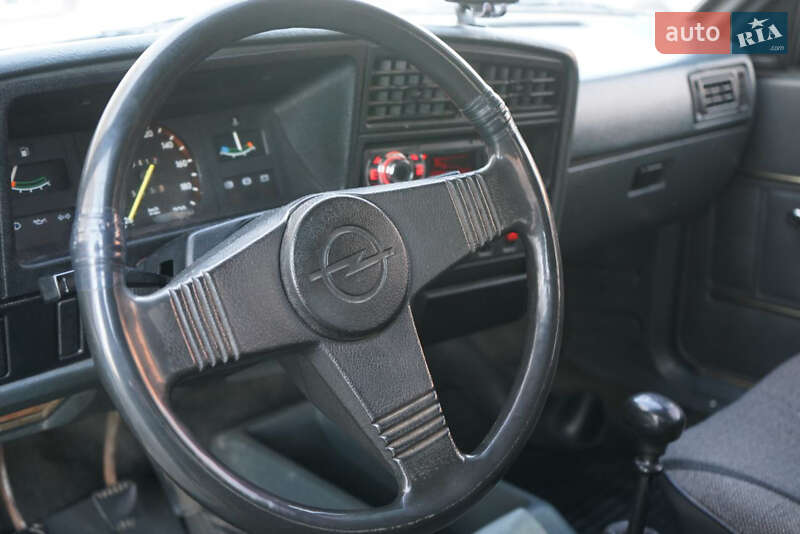 Седан Opel Ascona 1983 в Ивано-Франковске