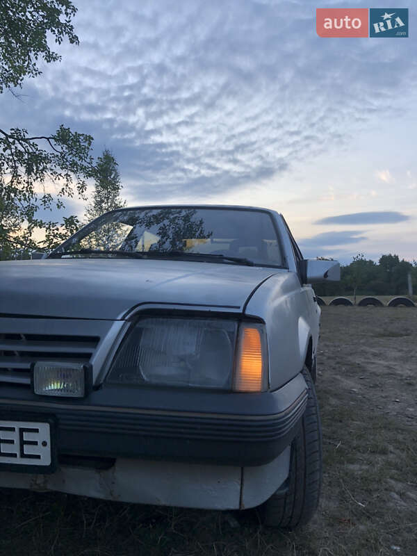 Седан Opel Ascona 1988 в Черновцах