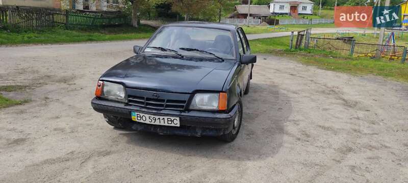Седан Opel Ascona 1988 в Монастыриске