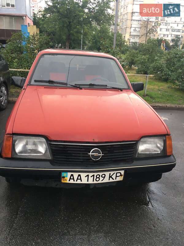 Седан Opel Ascona 1986 в Киеве