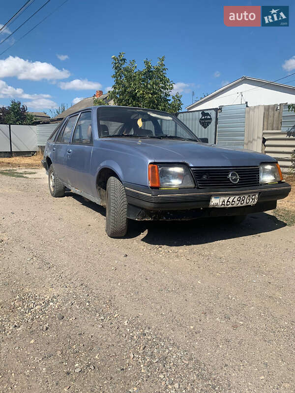 Хэтчбек Opel Ascona 1983 в 