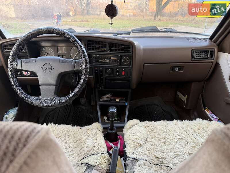 Седан Opel Ascona 1988 в Кам'янському