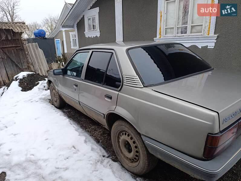 Седан Opel Ascona 1988 в Кельменцах