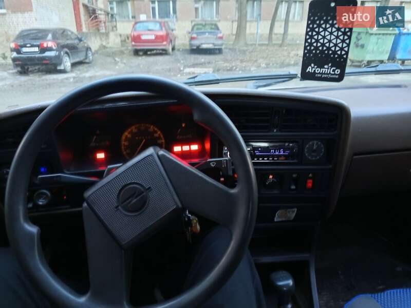 Седан Opel Ascona 1988 в Виннице