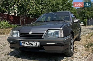 Седан Opel Ascona 1988 в Могилев-Подольске Седан Opel Ascona 1988 в Могилев-Подольске
