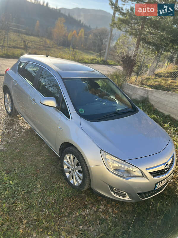 Хетчбек Opel Astra GTC 2010 в 