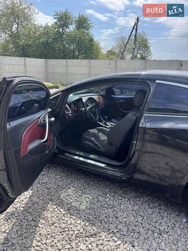 Хэтчбек Opel Astra GTC 2013 в Глобине