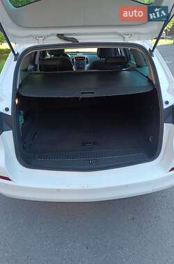 Хэтчбек Opel Astra GTC 2011 в 