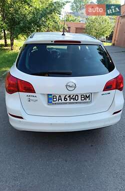 Хэтчбек Opel Astra GTC 2011 в 