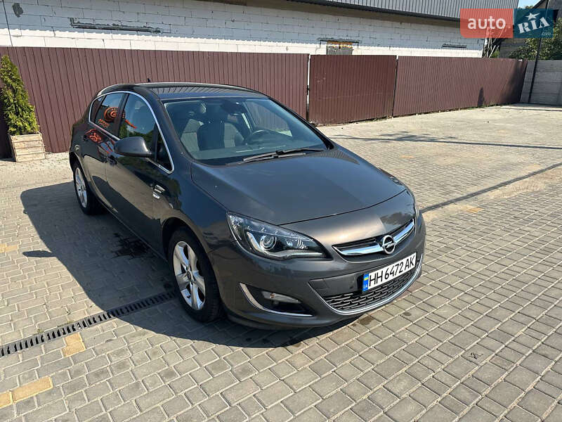 Хэтчбек Opel Astra GTC 2015 в Раздельной
