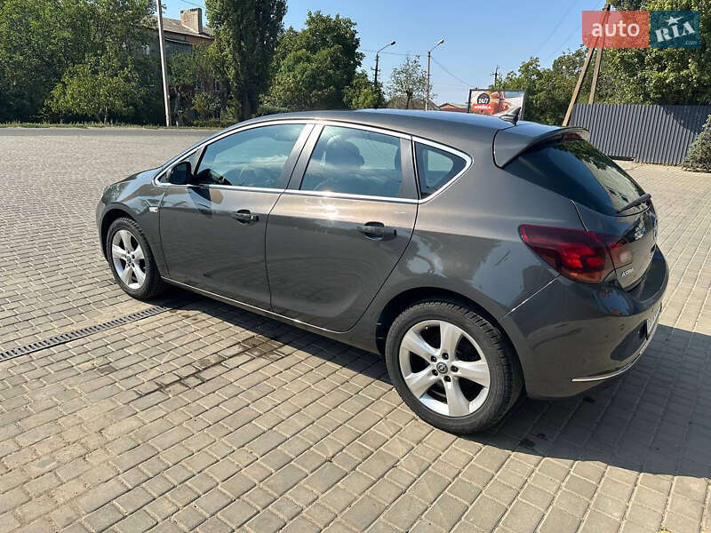 Хэтчбек Opel Astra GTC 2015 в Раздельной