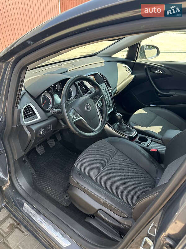 Хэтчбек Opel Astra GTC 2015 в Раздельной