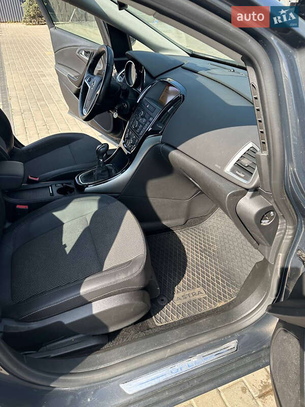 Хэтчбек Opel Astra GTC 2015 в Раздельной