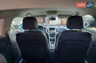 Хэтчбек Opel Astra GTC 2012 в 