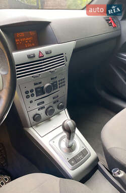 Хетчбек Opel Astra GTC 2013 в 