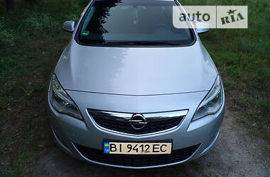 Купе Opel Astra Sports Tourer 2010 в Кременчуці