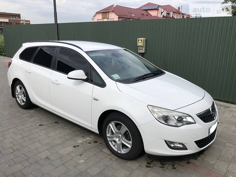 Універсал Opel Astra 2011 в Мукачевому