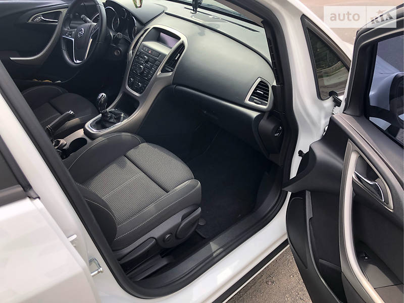 Універсал Opel Astra 2011 в Мукачевому