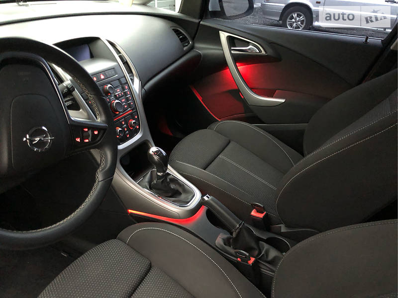 Універсал Opel Astra 2011 в Мукачевому