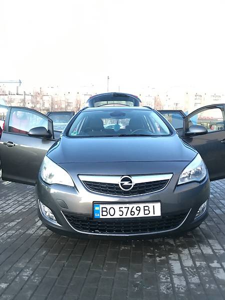 Універсал Opel Astra 2011 в Тернополі