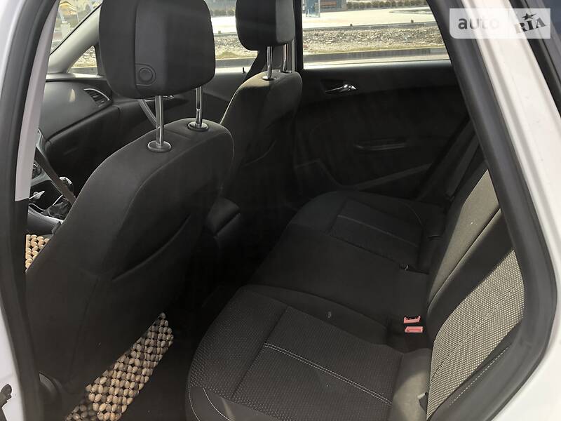 Універсал Opel Astra 2013 в Хусті