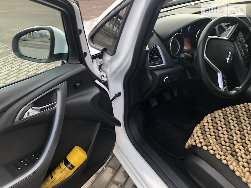 Універсал Opel Astra 2013 в Хусті