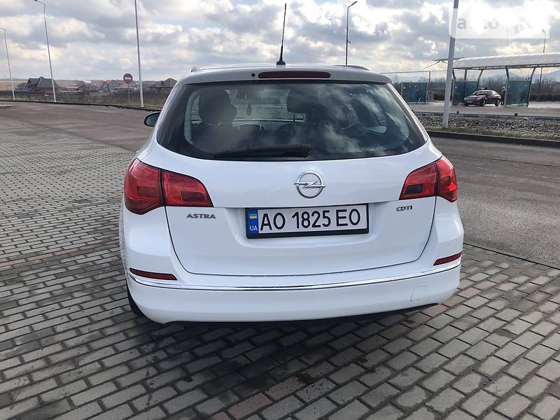 Універсал Opel Astra 2013 в Хусті