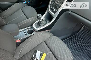 Универсал Opel Astra 2012 в 