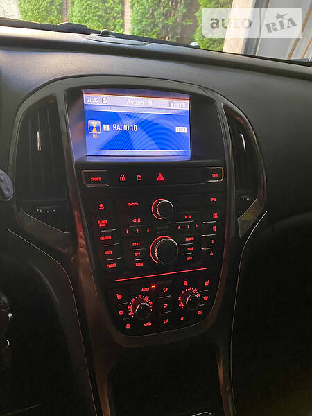 Універсал Opel Astra 2013 в Чернівцях