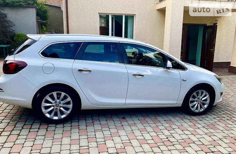 Універсал Opel Astra 2013 в Чернівцях