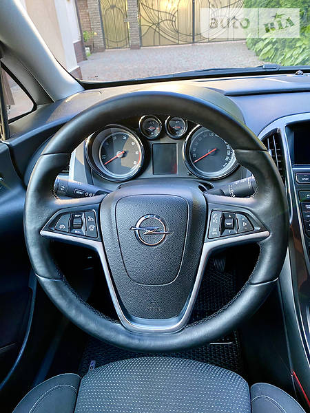 Універсал Opel Astra 2013 в Чернівцях