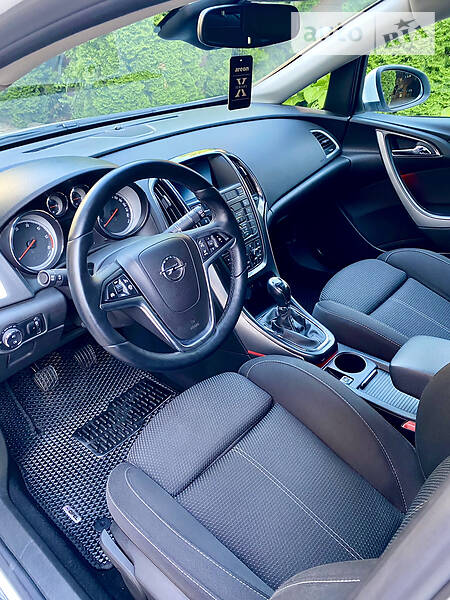Універсал Opel Astra 2013 в Чернівцях