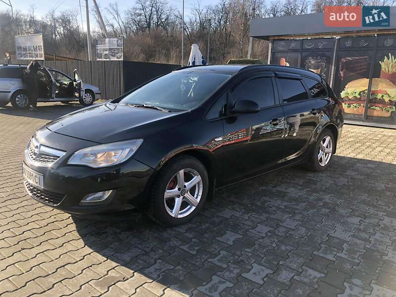 Универсал Opel Astra 2012 в Иршаве