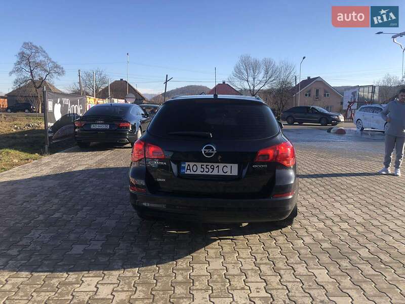 Универсал Opel Astra 2012 в Иршаве