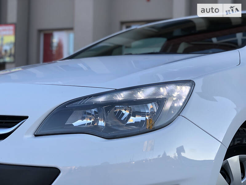 Універсал Opel Astra 2015 в Дрогобичі