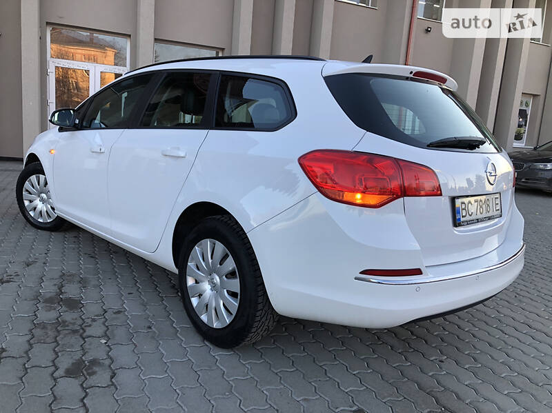 Універсал Opel Astra 2015 в Дрогобичі