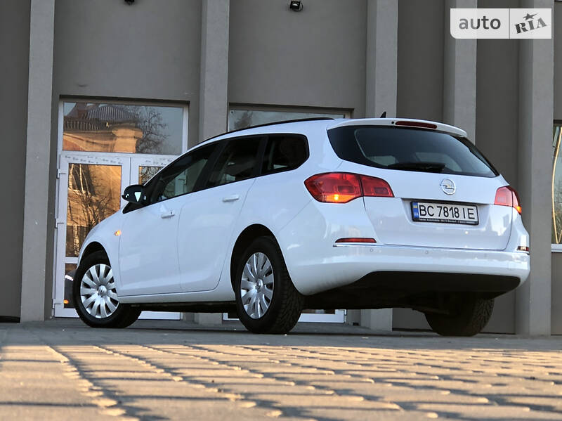 Універсал Opel Astra 2015 в Дрогобичі